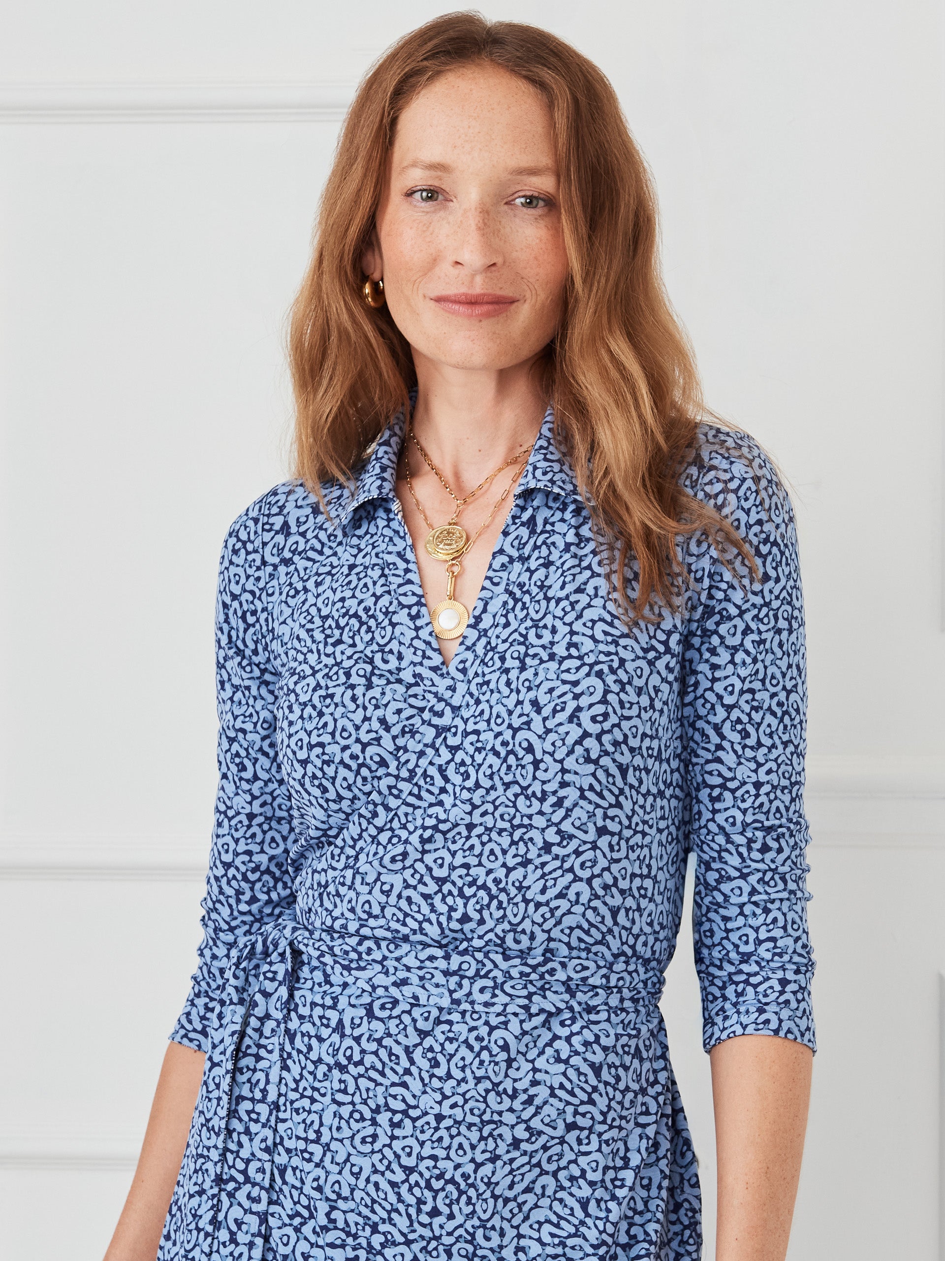 rumi_0231176568_wild_fern_petite_leopard_off_white_dk_blue_048